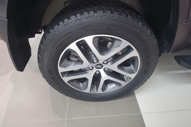 Used Land Rover Defender 2020 110 P400 Dark Special Edition Right Rear Wheel Hub