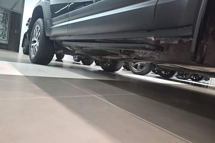 Used Land Rover Defender 2020 110 P400 Dark Special Edition Right Side Sill