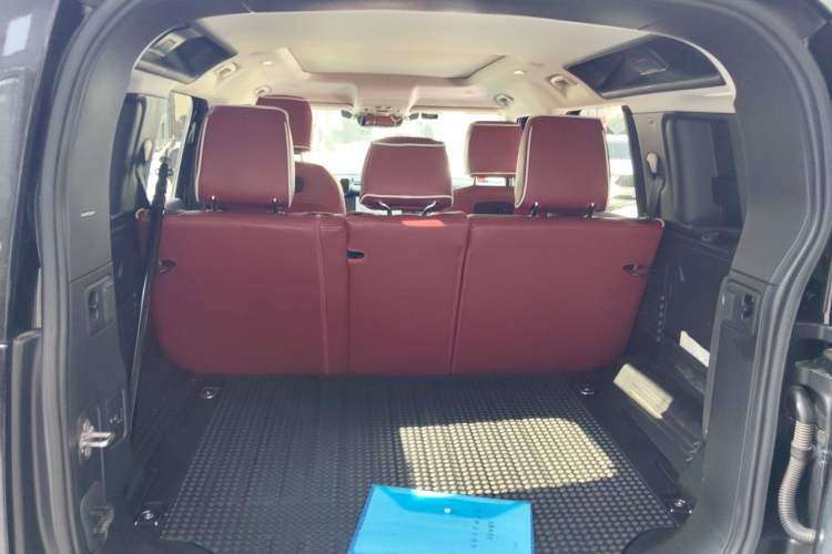Used Land Rover Defender 2020 110 P400 SE Trunk