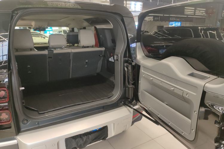 Used Land Rover Defender 2020 110 P400 HSE Trunk
