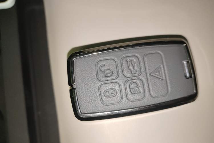 Used Land Rover Defender 2020 110 P400 HSE Vehicle Key