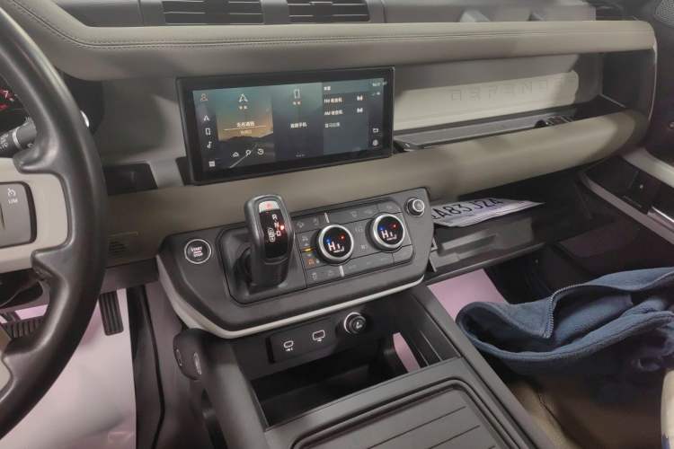Used Land Rover Defender 2020 110 P400 Dark Special Edition Audio And AC Panel