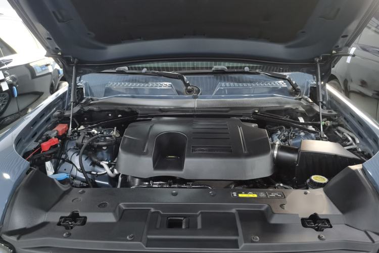 Used Land Rover Defender 2020 110 P400 SE Engine Bay