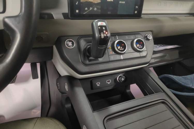 Used Land Rover Defender 2020 110 P400 Dark Special Edition Gear Lever