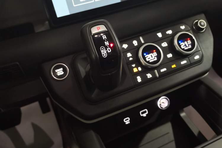 Used Land Rover Defender 2020 110 P400 SE Gear Lever