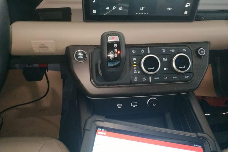 Used Land Rover Defender 2020 110 P400 Dark Special Edition Gear Lever