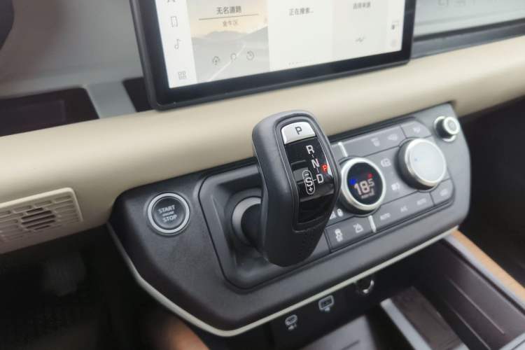 Used Land Rover Defender 2020 110 P400 Dark Special Edition Gear Lever