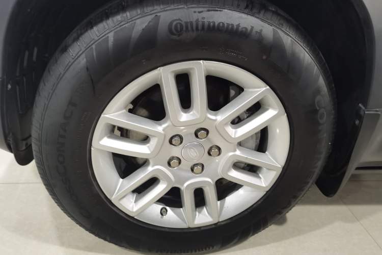 Used Land Rover Defender 2020 110 P400 SE Left Front Wheel Hub