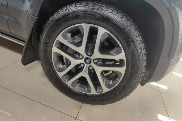 Used Land Rover Defender 2020 110 P400 Dark Special Edition Right Front Wheel Hub