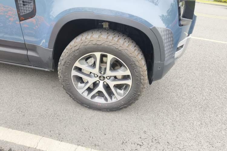 Used Land Rover Defender 2020 110 P400 Dark Special Edition Right Front Wheel Hub