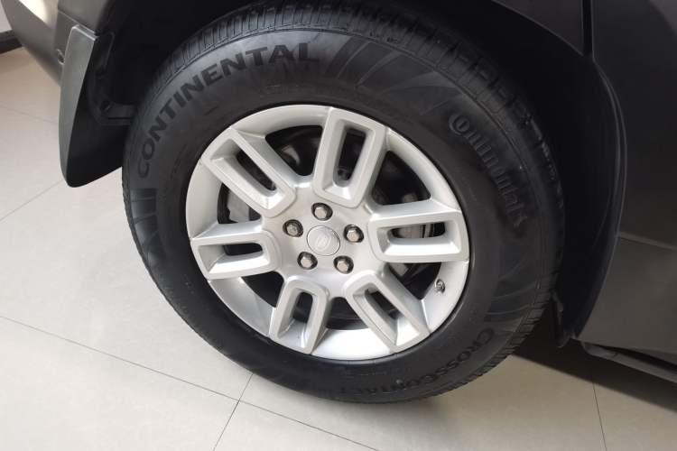 Used Land Rover Defender 2020 110 P400 SE Right Rear Wheel Hub