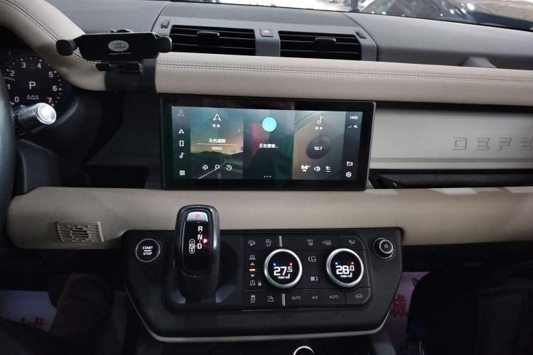 Used Land Rover Defender 2020 110 P400 SE Audio And AC Panel