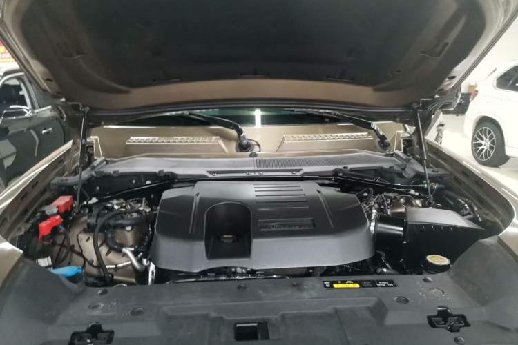 Used Land Rover Defender 2020 110 P400 SE Engine Bay