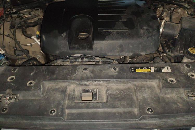 Used Land Rover Defender 2020 110 P400 SE Engine Bay
