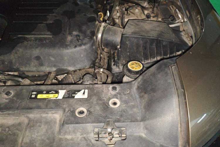 Used Land Rover Defender 2020 110 P400 SE Engine Bay Left