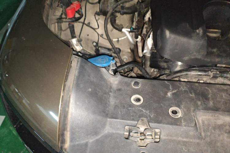 Used Land Rover Defender 2020 110 P400 SE Engine Bay Right