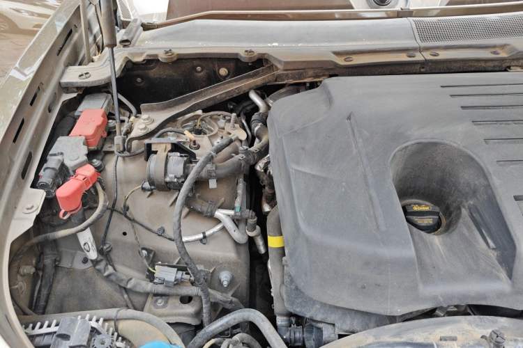 Used Land Rover Defender 2020 110 P400 HSE Engine Bay Right