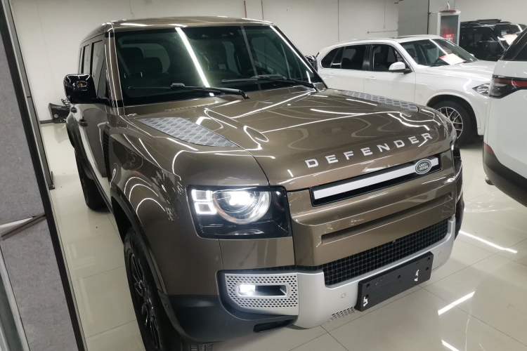 Used Land Rover Defender 2020 110 P400 SE Front Right 45 Deg