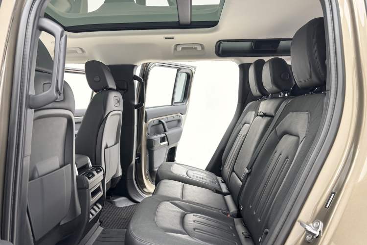 Used Land Rover Defender 2020 110 P400 HSE Interior 2