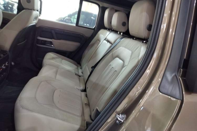 Used Land Rover Defender 2020 110 P400 SE Interior 4