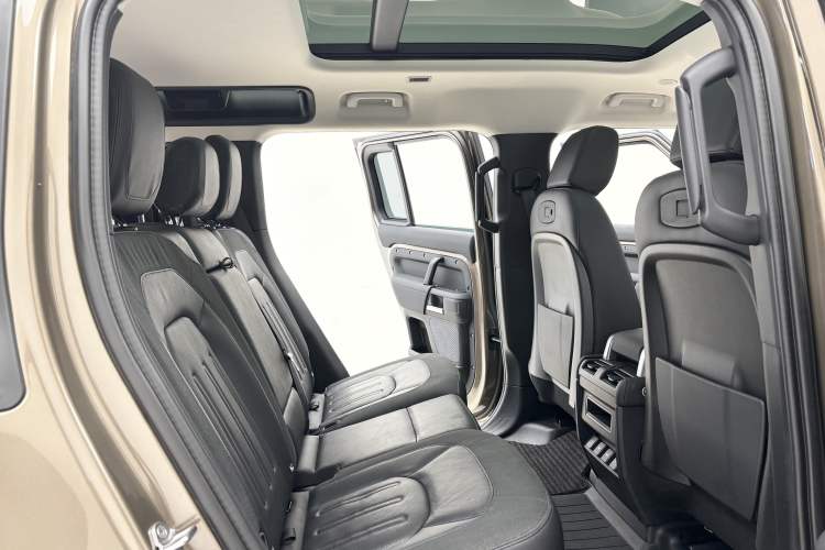 Used Land Rover Defender 2020 110 P400 HSE Interior 9