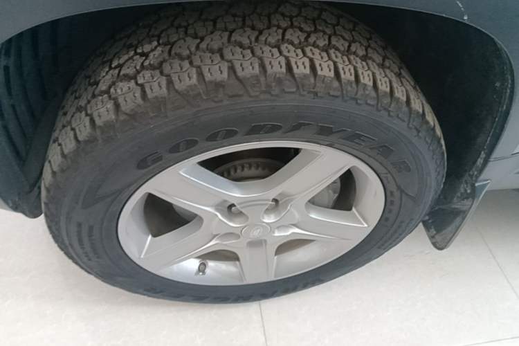 Used Land Rover Defender 2020 110 P400 HSE Left Front Wheel Hub