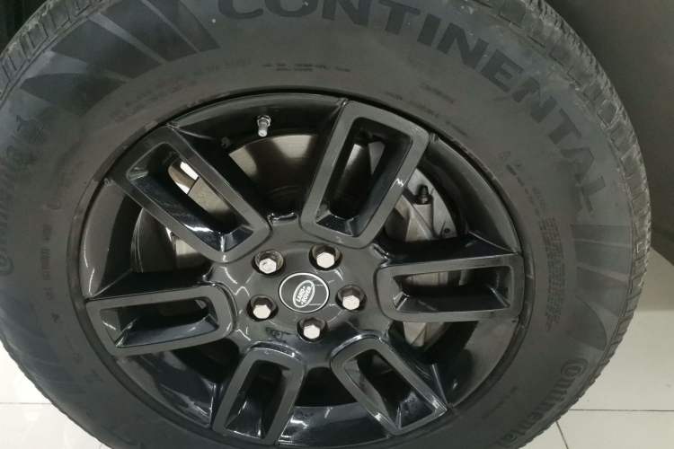 Used Land Rover Defender 2020 110 P400 SE Left Front Wheel Hub