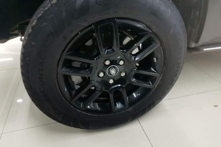 Used Land Rover Defender 2020 110 P400 SE Right Rear Wheel Hub