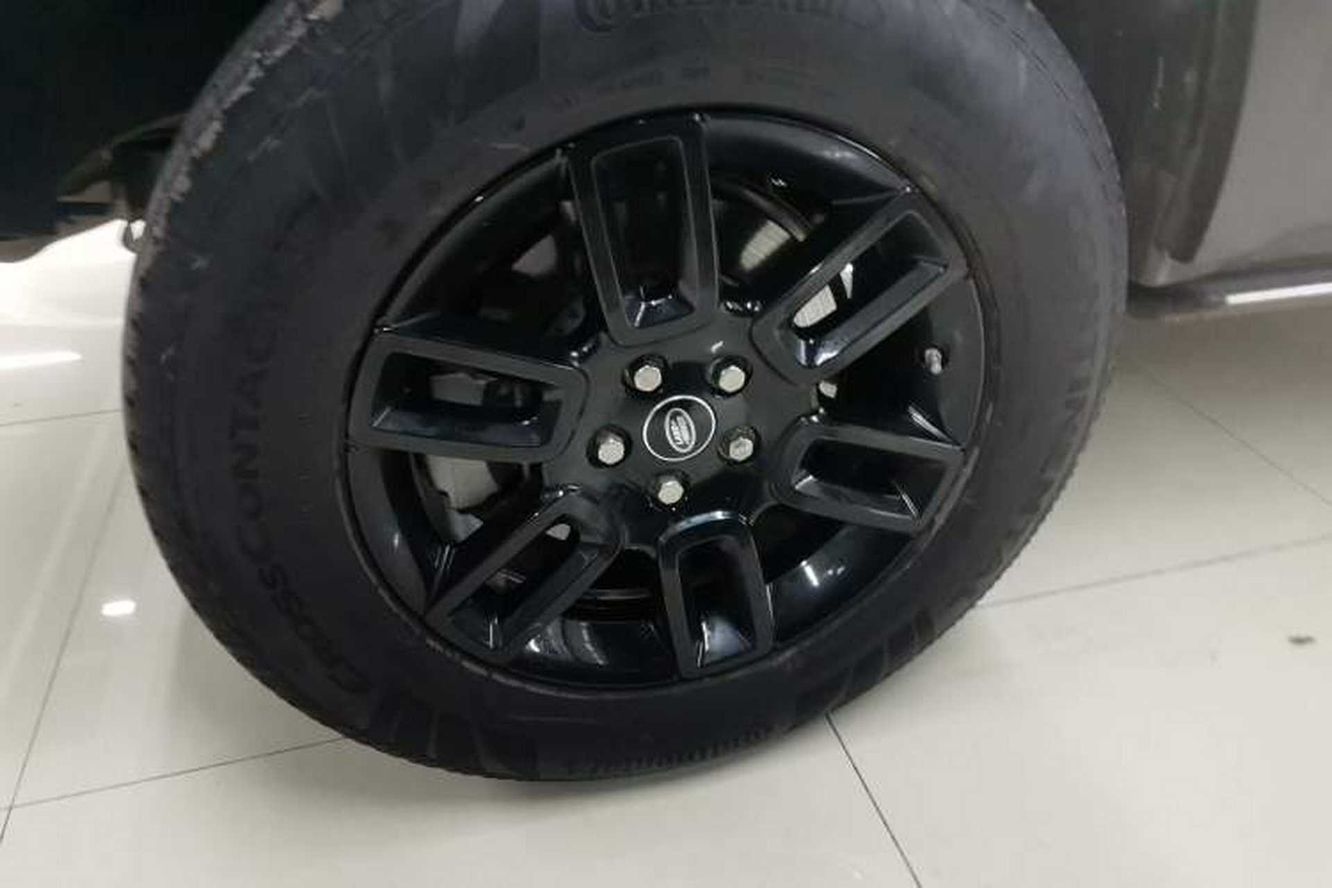 Used Land Rover Defender 2020 110 P400 SE Right Rear Wheel Hub