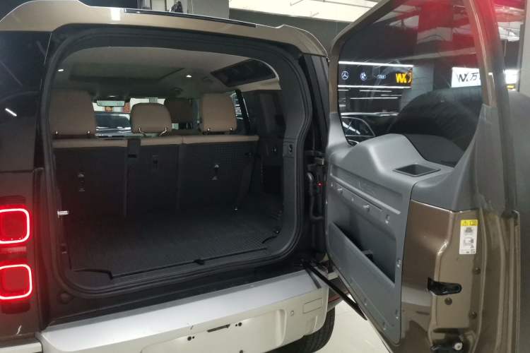 Used Land Rover Defender 2020 110 P400 SE Trunk