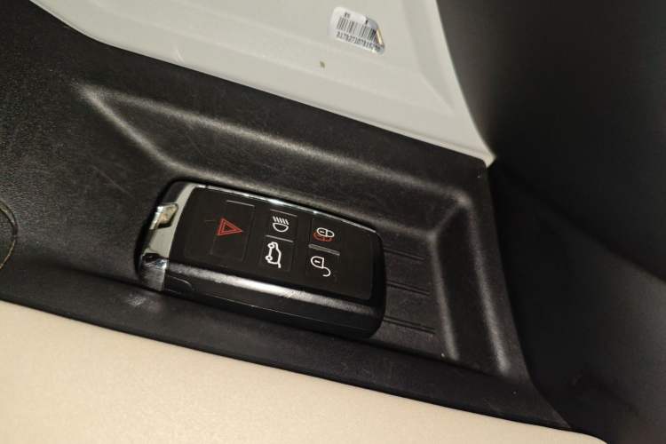 Used Land Rover Defender 2020 110 P400 SE Vehicle Key