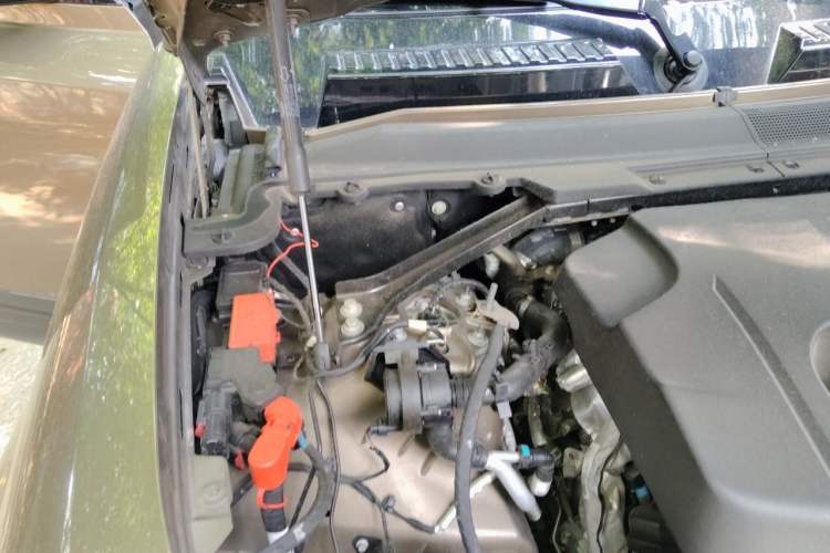 Used Land Rover Defender 2020 110 P400 Dark Special Edition Engine Bay Right