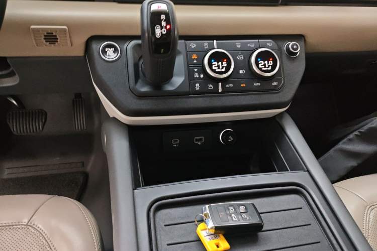Used Land Rover Defender 2020 110 P400 HSE Gear Lever