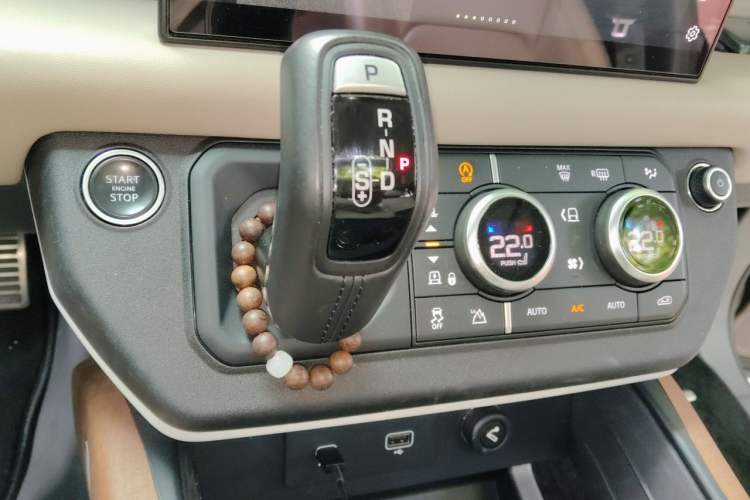 Used Land Rover Defender 2020 110 P400 Dark Special Edition Gear Lever