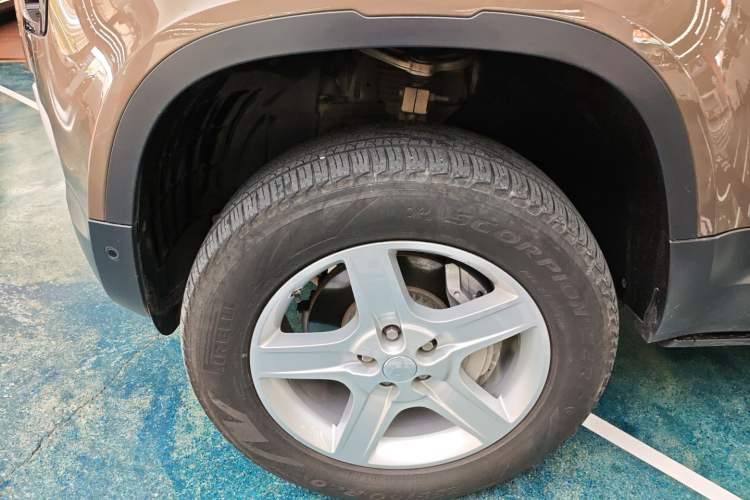 Used Land Rover Defender 2020 110 P400 HSE Left Front Wheel Hub