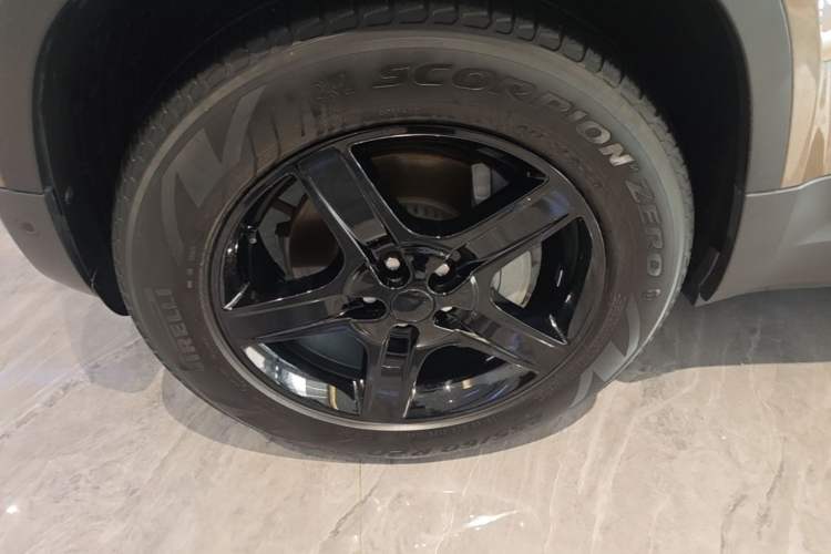 Used Land Rover Defender 2020 110 P400 HSE Left Front Wheel Hub