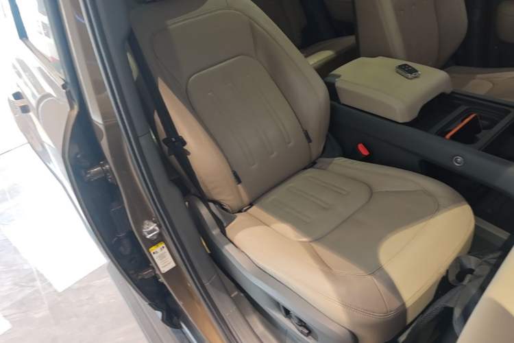 Used Land Rover Defender 2020 110 P400 HSE Right Front Seat