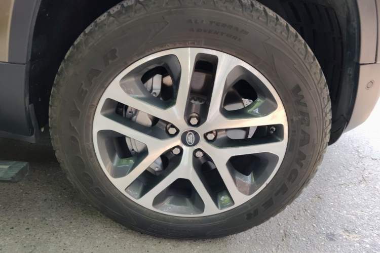 Used Land Rover Defender 2020 110 P400 Dark Special Edition Right Front Wheel Hub