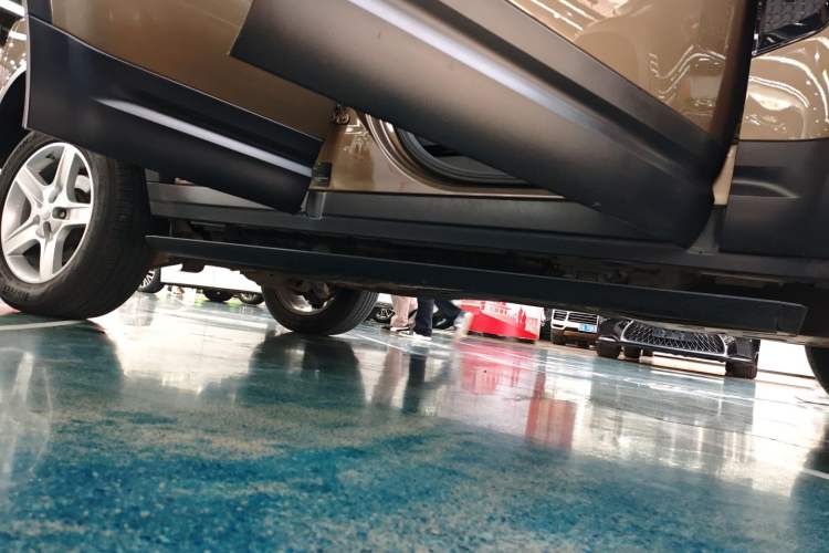 Used Land Rover Defender 2020 110 P400 HSE Right Side Sill