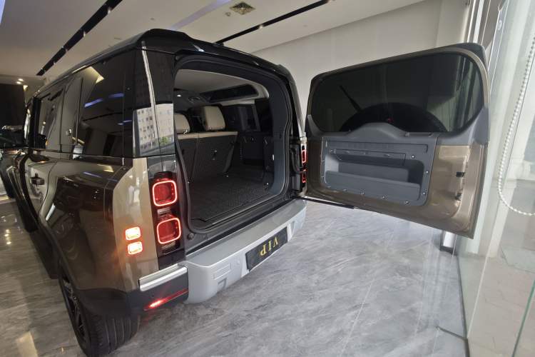 Used Land Rover Defender 2020 110 P400 HSE Trunk