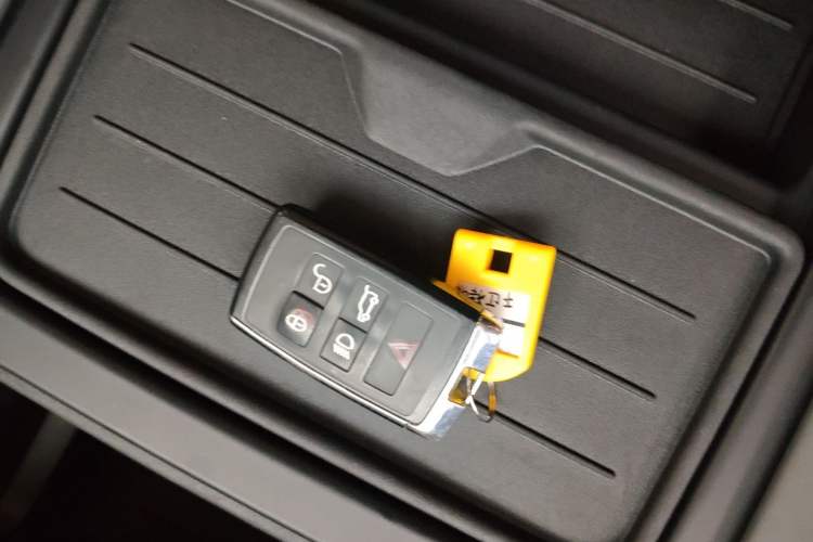 Used Land Rover Defender 2020 110 P400 HSE Vehicle Key