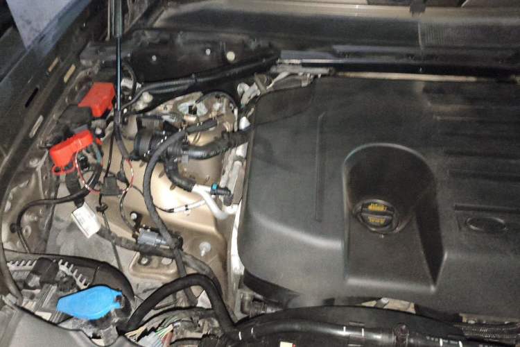 Used Land Rover Defender 2020 110 P400 HSE Engine Bay Right