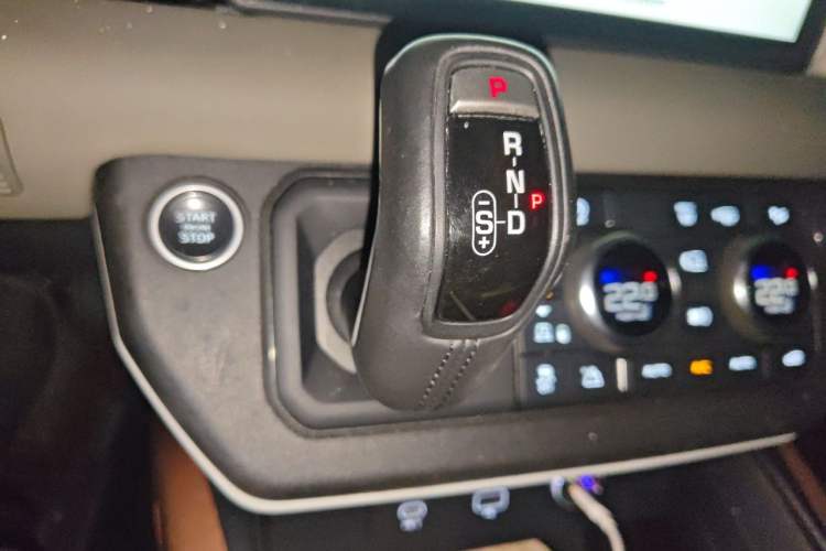 Used Land Rover Defender 2020 110 P400 HSE Gear Lever