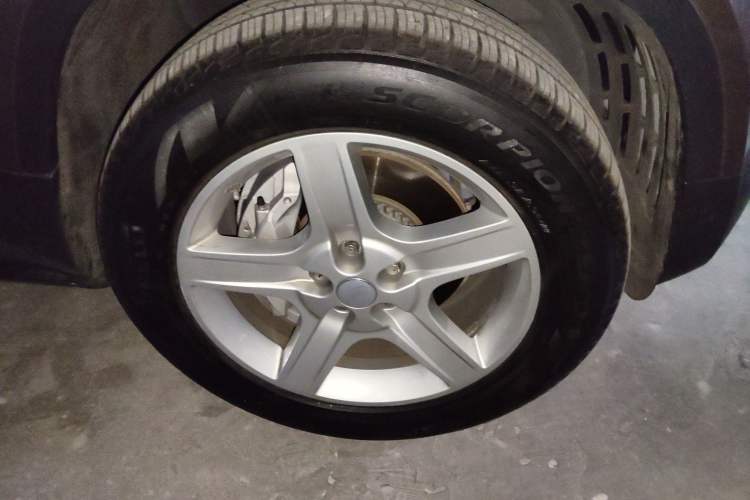 Used Land Rover Defender 2020 110 P400 HSE Right Front Wheel Hub