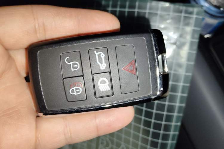 Used Land Rover Defender 2020 110 P400 HSE Vehicle Key