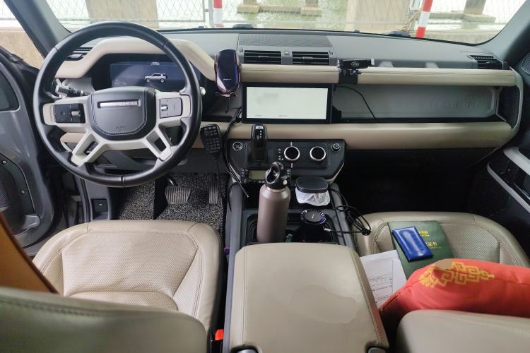 Used Land Rover Defender 2020 110 P400 SE Center Console