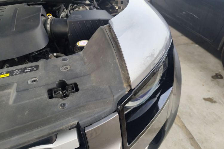 Used Land Rover Defender 2020 110 P400 SE Engine Bay Left