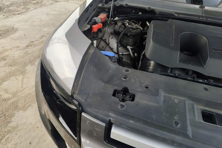 Used Land Rover Defender 2020 110 P400 SE Engine Bay Right