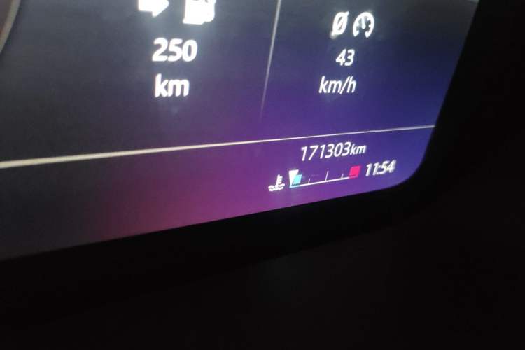 Used Land Rover Defender 2020 110 P400 Dark Special Edition Odometer Close Up