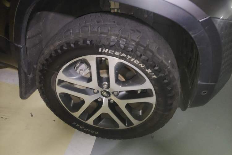 Used Land Rover Defender 2020 110 P400 Dark Special Edition Right Front Wheel Hub